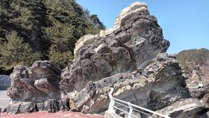 평안 누층군 함백산층에 형성된 풍화구조로 작은 구멍이 있다.