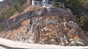 하부 백색층과 상부 암회색층. 서쪽으로 기울어 있다.