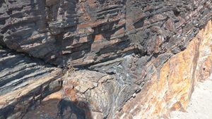 이암과 사암의 호층으로 배사 습곡구조가 형성되어 있다.