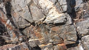 함백산층을 관입한 암맥 구조