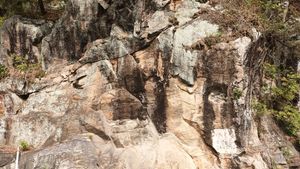 국도 제59호선 도로변의 편마암 노두, 문경시 산북면 대하리 (산북면 윗한두리길 21 부근)