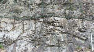 흑운모 화강암질 편마암을 관입한 암맥, 문경시 산북면 이곡리 지방도 제923호선 도로변