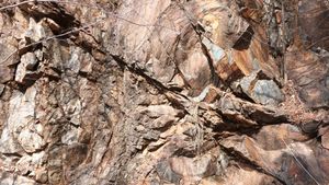 국도 제3호선 진남휴게소 (문경대로 1356)의 노두. 해당 노두에서는 사층리가 관찰된다.