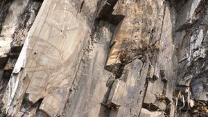 녹암층의 노두는 북북서쪽으로 80°정도 크게 기울어 있다.