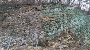 북위 37° 05′ 02.1″ 동경 129° 08′ 24.5″