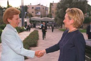 에제르 바이츠만의 아내 레우마(왼쪽)와 힐러리 클린턴