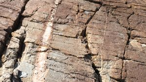 평안 누층군을 관입한 암맥