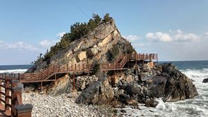 부채바위와 서쪽으로 경사하는 평안 누층군