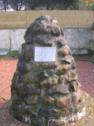 스코틀랜드 시골의 피셔 출생지인 크로스하우스에 있는 기념 돌무더기