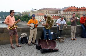 카를교 위 음악가