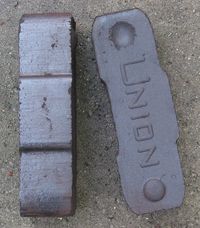 연탄의 기원이 된 '브리켓' 성형 석탄 버전. 쌓아도 무너지지 않도록 모양에 신경썼다.