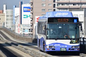 가이드웨이 버스 전용 통로를 달리는 유토리토 라인