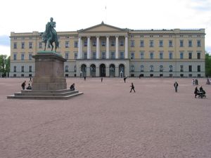 왕궁 앞에 있는 칼 3세 요한 동상