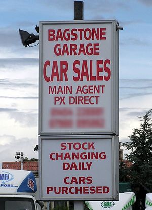 주유소 표지판에 "purchased"의 오기가 있다.