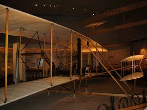 라이트 플라이어. 오른쪽이 앞쪽.