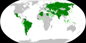 진한 녹색은 수백만 도스의 스푸트니크 V를 주문한 국가, 연한 녹색은 백신 확보에 관심을 보이거나 이미 시험을 진행 중인 국가를 나타낸다.