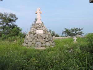 현지에서 "아국분(俄国坟)"이라고 불리는 구련성의 러시아인 묘지