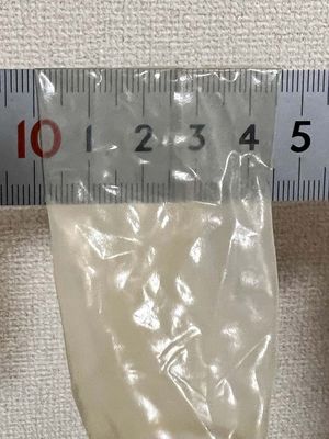 ISO 규격 및 JIS 규격에 따라 측정한 접힌 폭(nominal width). 해외에서는 이 콘돔의 사이즈가 45mm로 표기된다.