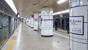 강동역 상행 방면 섬식 승강장