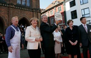 자우어(오른쪽)와 앙겔라 메르켈, 조지 W. 부시, 로라 부시