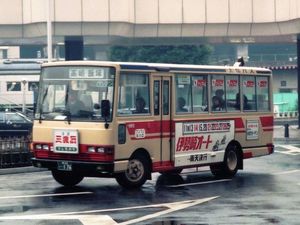 과거의 마이크로 버스 (히노 레인보우 RB (P-RB115AA), 후지오카 영업소 소속, 1986년 도입 차량으로 마이크로 버스지만 비냉방 차량이다.)