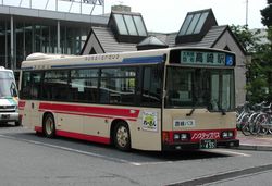 조신 버스의 여객 버스 차량 (중형 논스텝 버스 히노 레인보우 HR, 중앙마에바시역 앞)