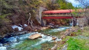 유비소강에 걸린 하행선 지하 승강장 연결 통로 다리 (2022년 5월)