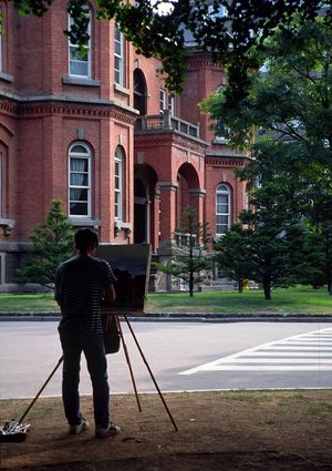 벽돌 외관은 관광객과 예술가들을 매료시킨다.