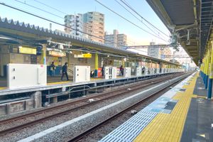 설치 완료된 하행선 스크린도어 (2024년 11월 3일)