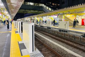 설치 완료된 상하선 스크린도어 (2024년 11월 10일)