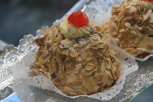 슬라이스 아몬드로 덮인 아몬드 크림 케이크