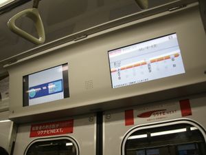 객실 도어 상부에 신설된 17인치 액정 안내 표시기