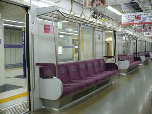 버킷 시트를 채용한 6차차의 좌석.