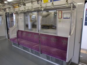 갱신 후의 좌석스탠션 폴을 2개 설치하고, 소매 칸막이 판을 대형화