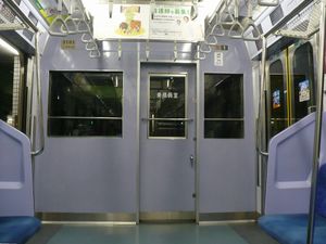 5000계의 승무원실 뒤쪽 칸막이 벽. 칸막이 문은 왼쪽으로 열림