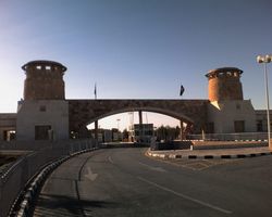 요르단 과학기술대학교의 정문