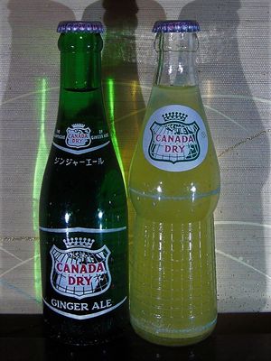 왼쪽: 진저에일, 오른쪽: 과실 음료 (모두 국제 음료 당시의 병)