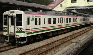 2007년 4월 요코카와역에 정차한 107-100계 R2편성