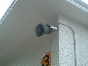 오마에역에 설치된, 불통 시 안내 방송을 내보내는 스피커