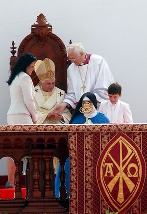 현대 가톨릭 제대에 있는 키 로와 알파와 오메가.