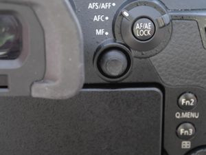 오른쪽 엄지손가락으로 조작하는 소형 조이스틱, 전자식 뷰파인더 옆에 있음