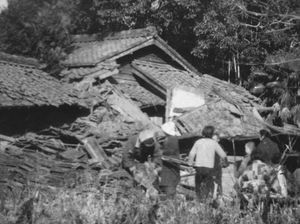 지진으로 크게 기울어진 건물