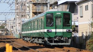 2017년 2월, 녹색 복고풍 도색을 한 8000계 8568편성