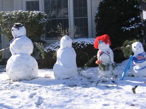다양한 액세서리를 갖춘 아이다호주 보이시의 "눈 가족"