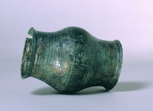 새겨진 장식이 있는 팔찌