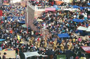 소카본 광장 입구에서 디아블라다 그룹을 구경하는 사람들(2005년)