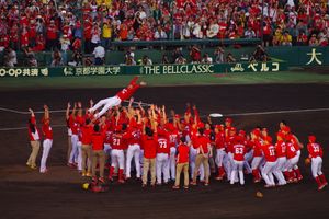 리그 우승 후 헹가래 장면(2017년 9월 18일 한신 고시엔 구장에서)