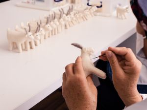 작은 동물 조각상을 만드는 바늘 펠트 공정