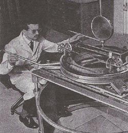 파라코니컬 진자를 이용한 관측을 하는 모리스 알레.