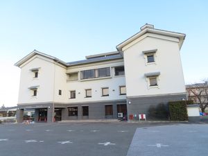 텐빈노사토 학습센터. 히가시오미시 오미 상인 박물관, 히가시오미시 나카지 유토 기념관이 들어서 있다.